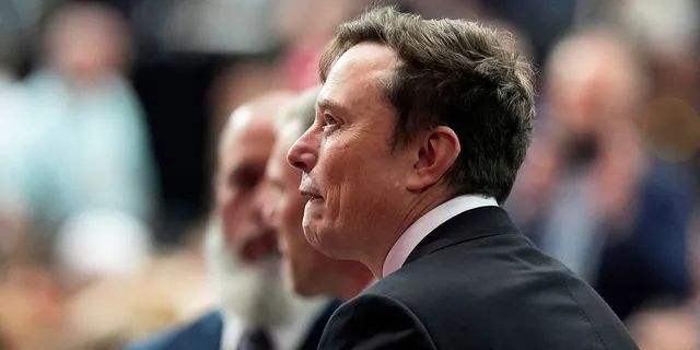 Πώς μπορεί ο Μασκ να γίνει ο πρώτος τρισεκατομμυριούχος στον κόσμο