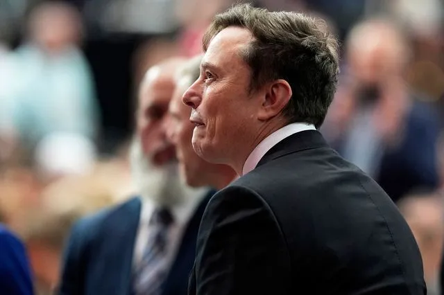 Πώς μπορεί ο Μασκ να γίνει ο πρώτος τρισεκατομμυριούχος στον κόσμο