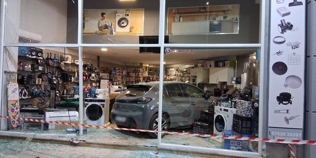 Ναύπλιο: ΙΧ εισέβαλε σε κατάστημα ηλεκτρικών ειδών