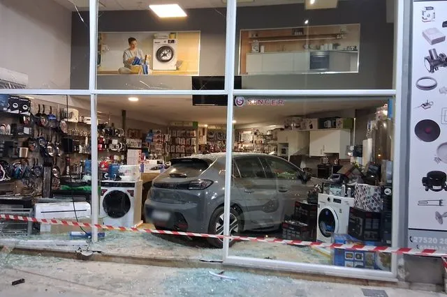 Ναύπλιο: ΙΧ εισέβαλε σε κατάστημα ηλεκτρικών ειδών