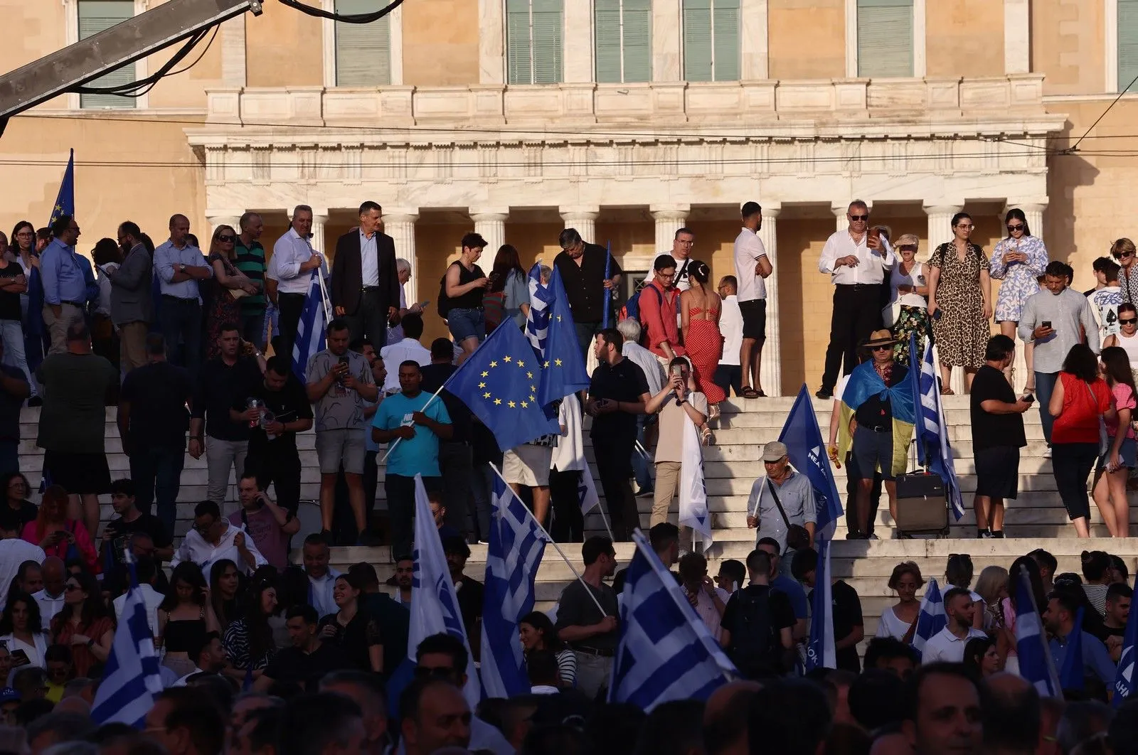 Κόσμος με σημαίες της ΝΔ