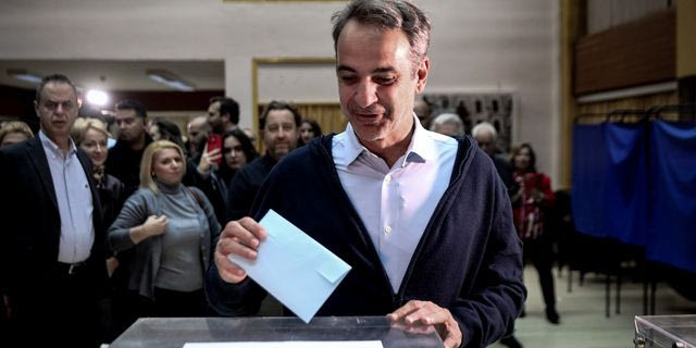Ο Κυριάκος Μητσοτάκης ψηφίζει στις εσωκομματικές εκλογές της Νέας Δημοκρατίας