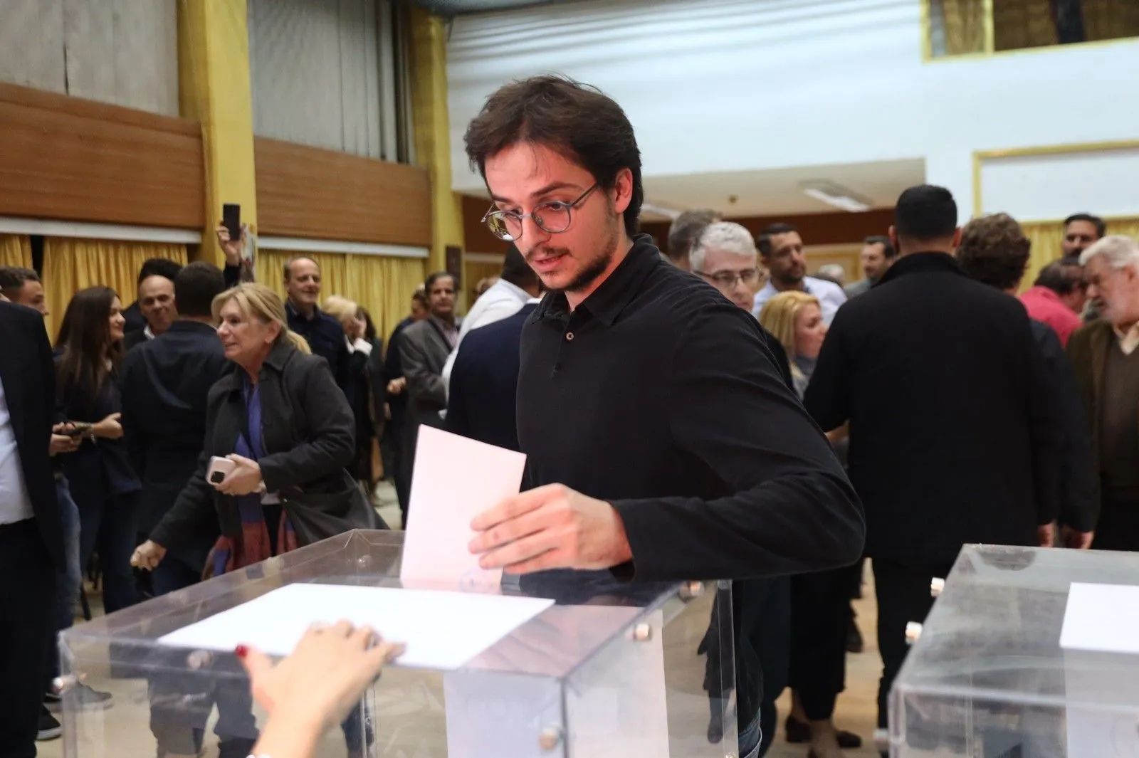 Ο Κωνσταντίνος Μητσοτάκης ψηφίζει στις εσωκομματικές εκλογές της Νέας Δημοκρατίας