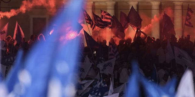 Κόσμος με σημαίες της ΝΔ