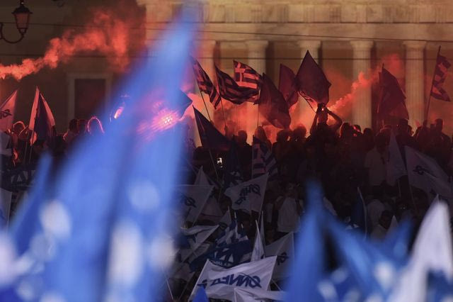 Κόσμος με σημαίες της ΝΔ