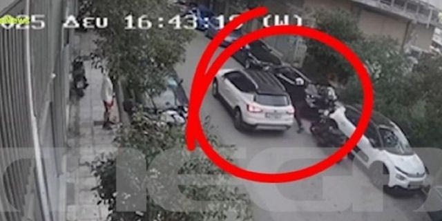 Νέος Κόσμος: Η στιγμή που ο 58χρονος ψεκάζει με σπρέι τον 29χρονο