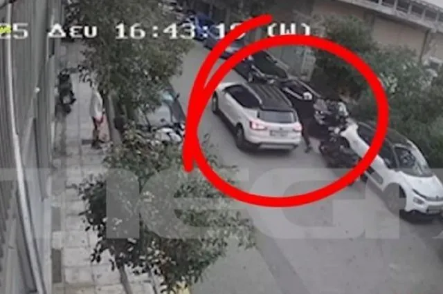 Νέος Κόσμος: Η στιγμή που ο 58χρονος ψεκάζει με σπρέι τον 29χρονο