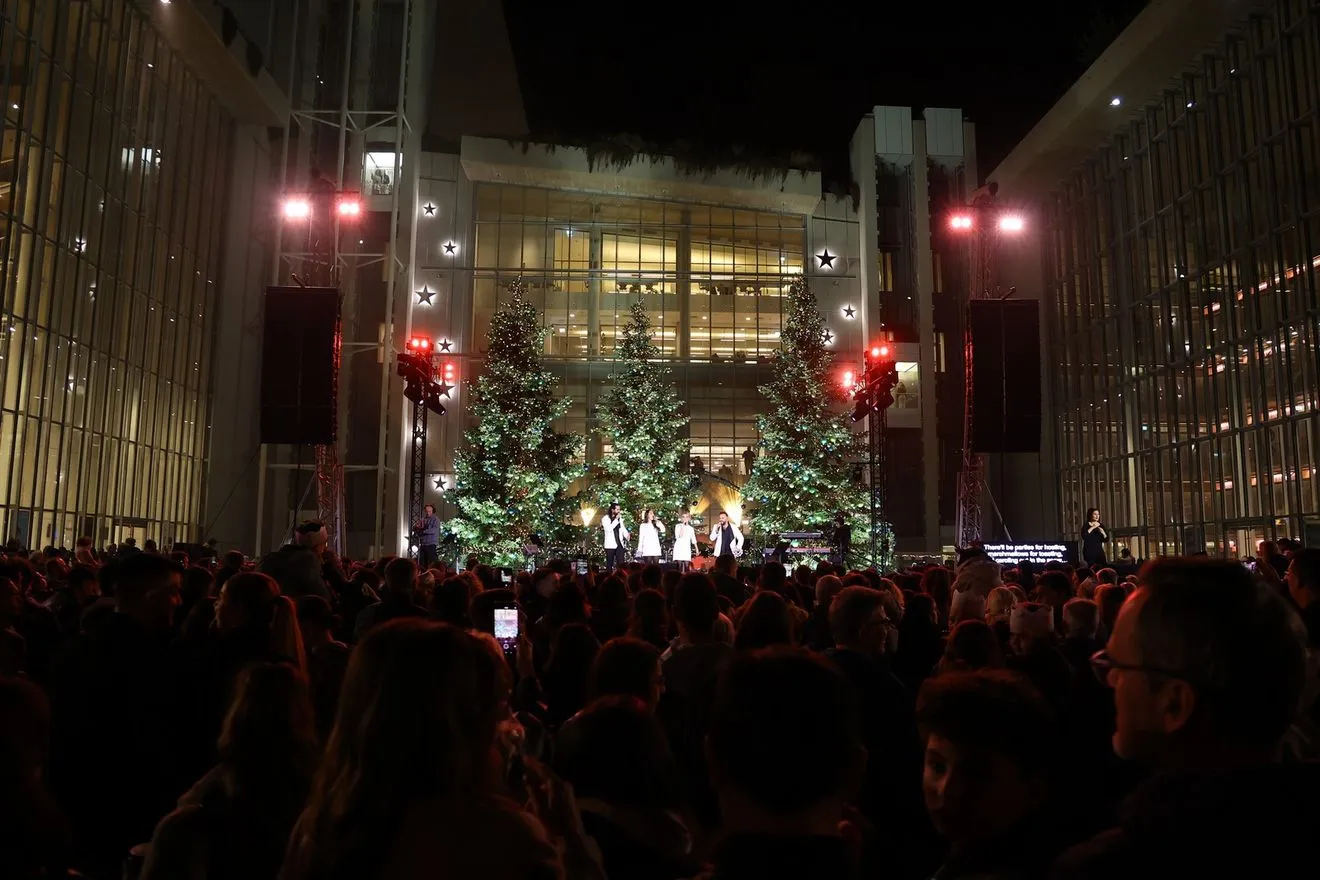 Φωταγωγήθηκε για τις γιορτές το Ίδρυμα Σταύρος Νιάρχος – Εντυπωσιακές εικόνες
