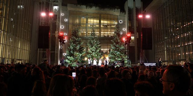 Φωταγωγήθηκε για τις γιορτές το Ίδρυμα Σταύρος Νιάρχος – Εντυπωσιακές εικόνες