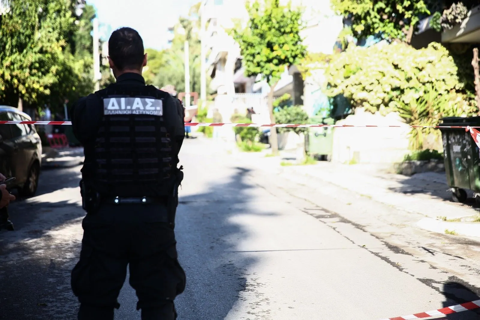 Στιγμιότυπο από περιοχή της Νίκαιας όπου άγνωστοι έβαλαν φωτιά με στουπιά σε όχημα σωφρονιστικού