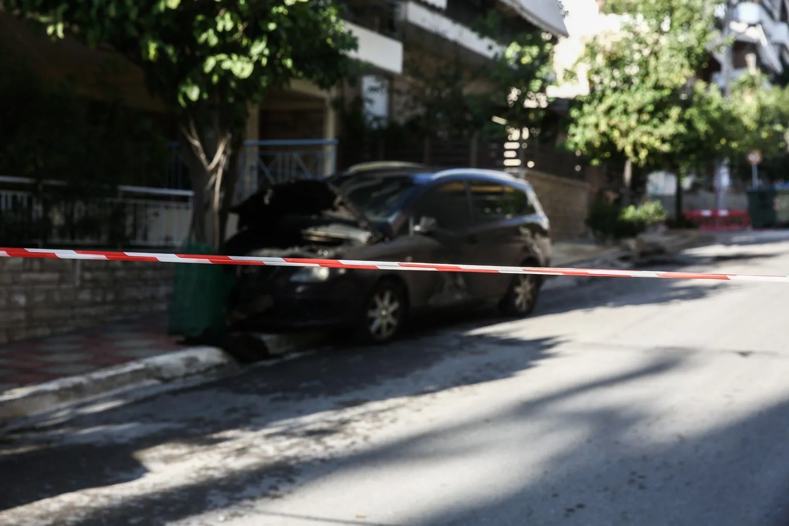 Στιγμιότυπο από περιοχή της Νίκαιας όπου άγνωστοι έβαλαν φωτιά με στουπιά σε όχημα σωφρονιστικού