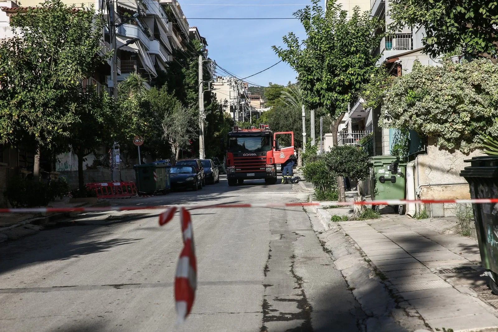 Στιγμιότυπο από περιοχή της Νίκαιας όπου άγνωστοι έβαλαν φωτιά με στουπιά σε όχημα σωφρονιστικού