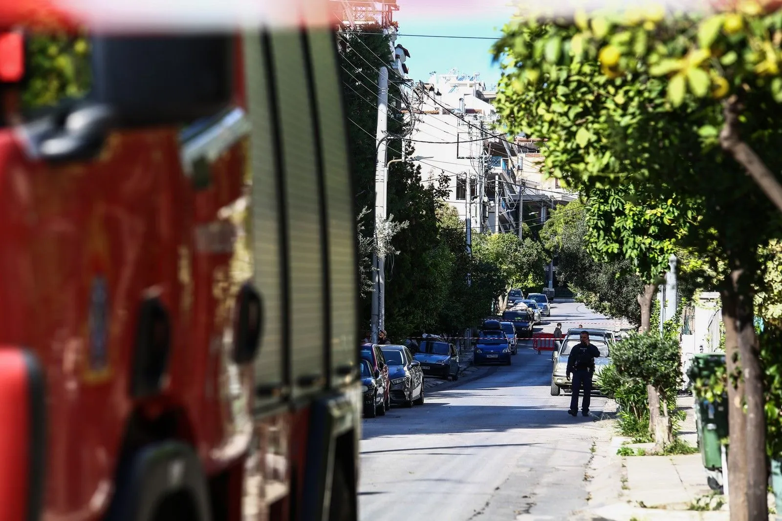 Στιγμιότυπο από περιοχή της Νίκαιας όπου άγνωστοι έβαλαν φωτιά με στουπιά σε όχημα σωφρονιστικού