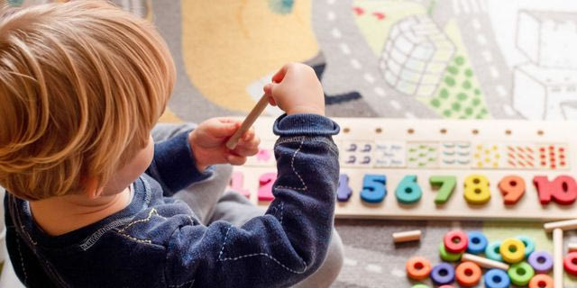 Μ. Σφυρόερα γα τις σχολικές εορτές: “Παιδιά δύο και τριών ετών δεν μπορούν να νοηματοδοτήσουν την έννοια της πατρίδας”