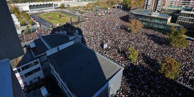 "Ποτάμια" οι δρόμοι στη Σερβία για την τραγωδία στο Νόβι Σαντ