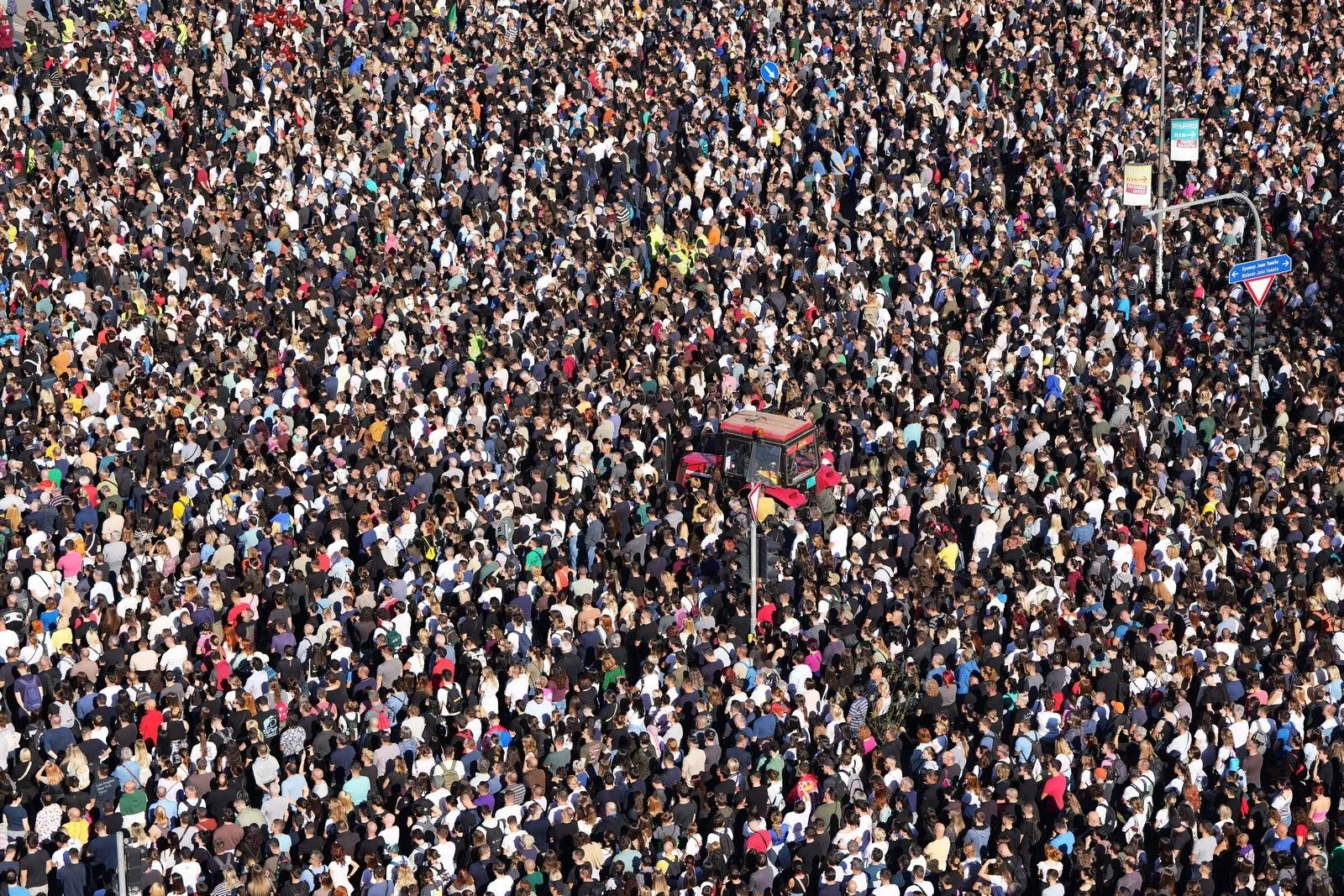 "Ποτάμια" οι δρόμοι στη Σερβία για την τραγωδία στο Νόβι Σαντ