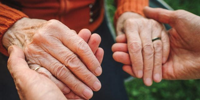 Χέρια ηλικιωμένης