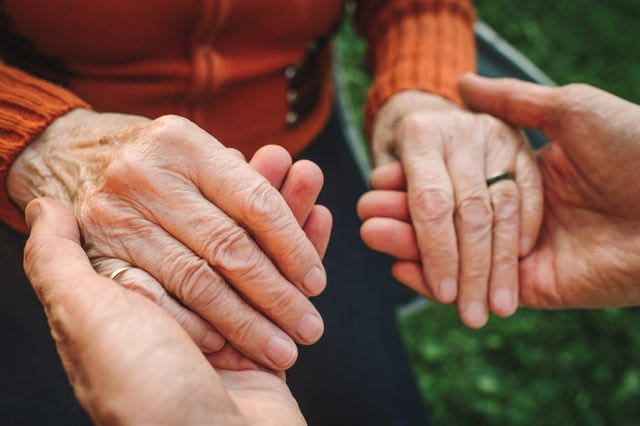 Χέρια ηλικιωμένης