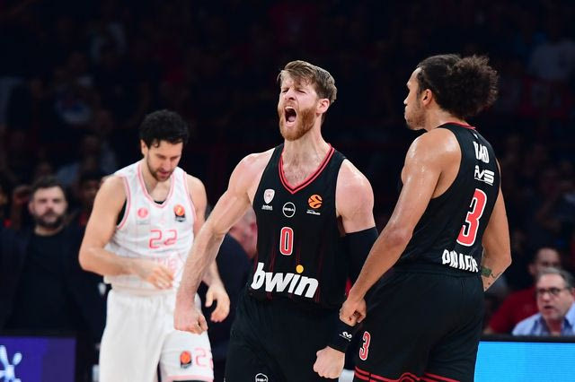 Ολυμπιακός – Χάποελ: Πώς ο Γουόκαπ διάβασε τη φάση και οδήγησε τον Μίτσιτς στο επιθετικό φάουλ