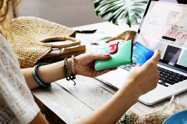 Φόβος για απάτες μέσω AI στα e-ψώνια