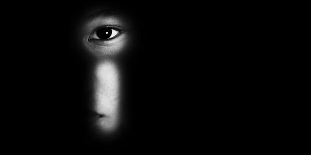 “Μας καλούν κάτω απ’ τα σκεπάσματα” – Ολοένα και περισσότερα παιδιά καταγγέλλουν κακοποίηση