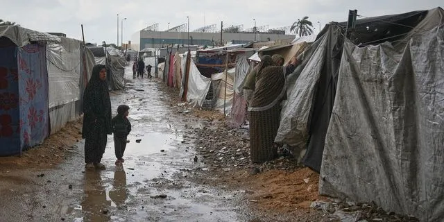 Γυναίκα με παιδί σε καταυλισμό στη Γάζα