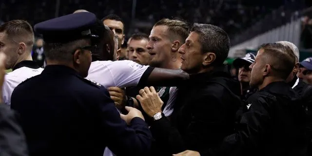 Παναθηναϊκός-ΠΑΟΚ: Ένταση ανάμεσα σε Μπιάνκο και Μλαντέντοβιτς, έσπευσε ο Λουτσέσκου να τους χωρίσει