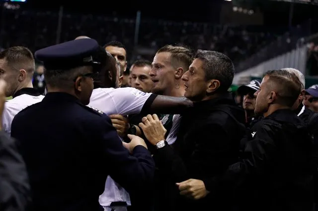 Παναθηναϊκός-ΠΑΟΚ: Ένταση ανάμεσα σε Μπιάνκο και Μλαντέντοβιτς, έσπευσε ο Λουτσέσκου να τους χωρίσει