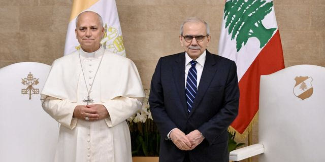 Ο Πάπας Λέων ΙΔ΄ συναντά τον Λιβανέζο πρωθυπουργό Ναουάφ Σαλάμ, στον Λίβανο