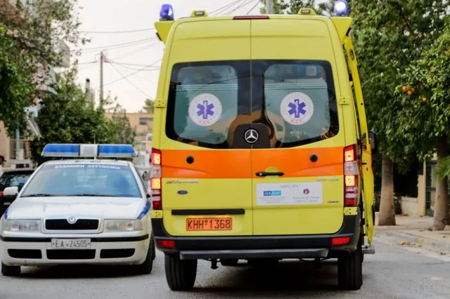 Περιπολικό και ασθενοφόρο