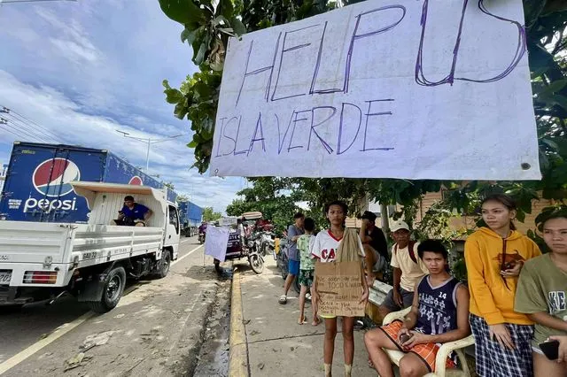Σε απόγνωση οι κάτοικοι μετά τον καταστροφικό τυφώνα Καλμάγκι στις Φιλιππίνες