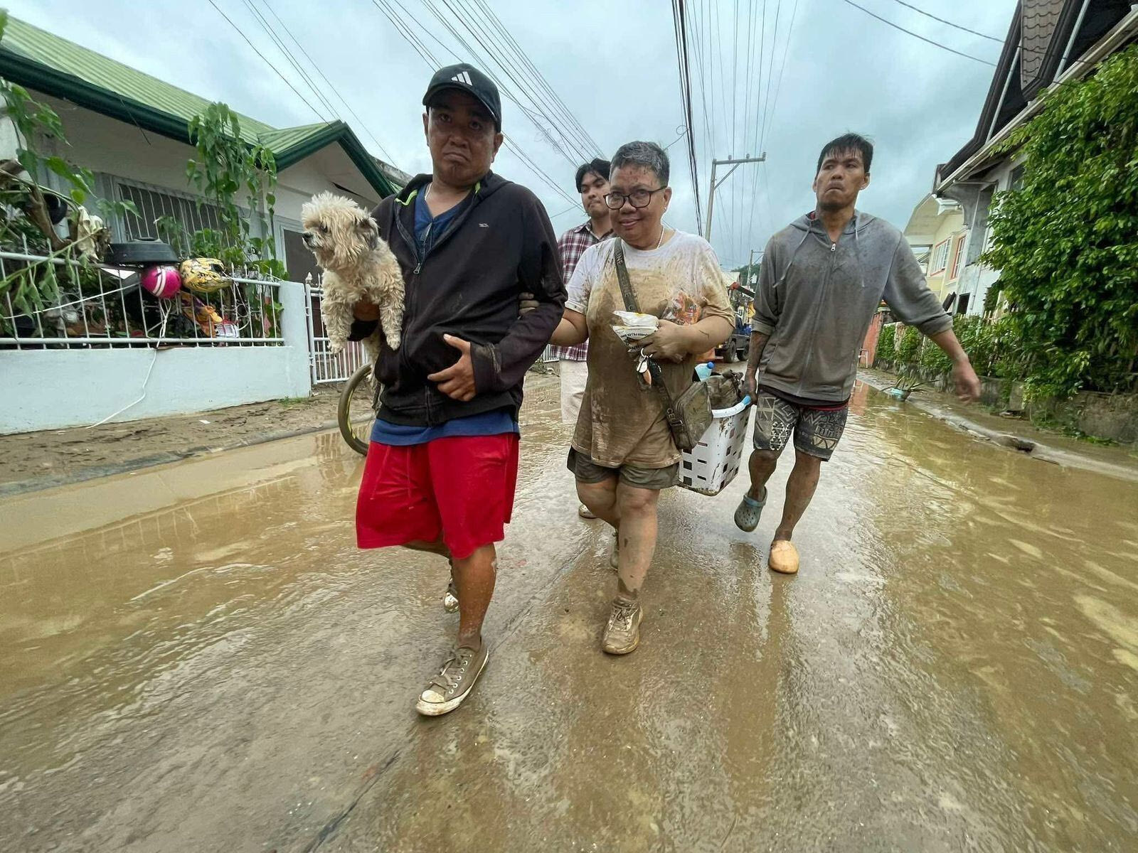Ο τυφώνας Καλμάγκι πλήττει τις Φιλιππίνες