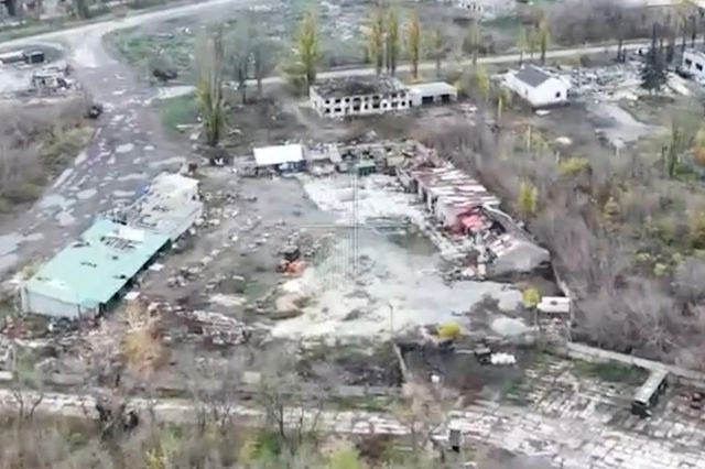 Βίντεο: Σκηνικό “Mad Max” στο κατεστραμμένο Ποκρόφσκ – Ρώσοι προελαύνουν μέσα από την ομίχλη