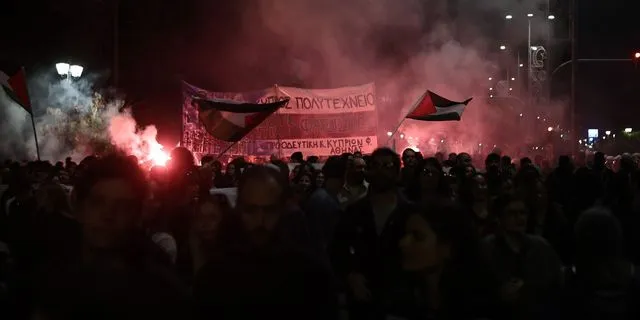 Πολυτεχνείο: Συνθήματα και παλμός από χιλιάδες κόσμου έξω από την αμερικανική πρεσβεία