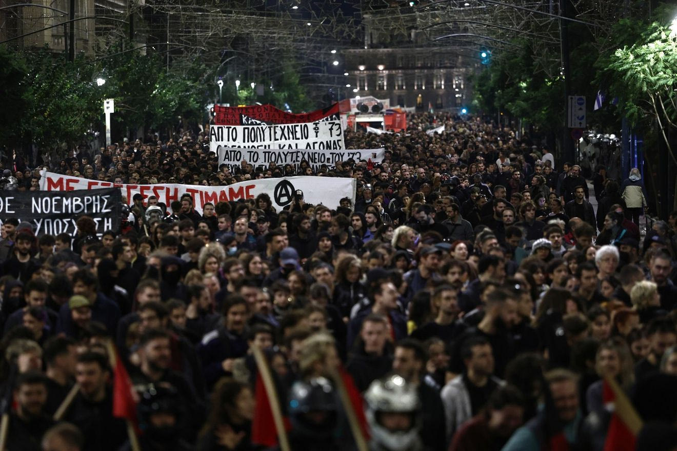 Το Πολυτεχνείο ζει, 52 χρόνια μετά – Μεγαλειώδεις πορείες τιμής και μνήμης