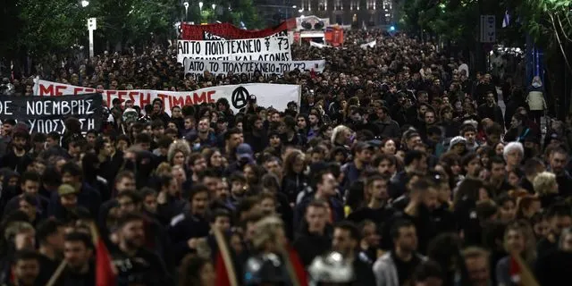 Το Πολυτεχνείο ζει, 52 χρόνια μετά – Μεγαλειώδεις πορείες τιμής και μνήμης