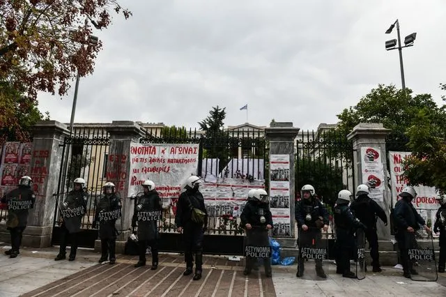 Πολυτεχνείο: “Φρούριο” η Αθήνα – Κυκλοφοριακές ρυθμίσεις, πώς θα κινηθούν τα ΜΜΜ