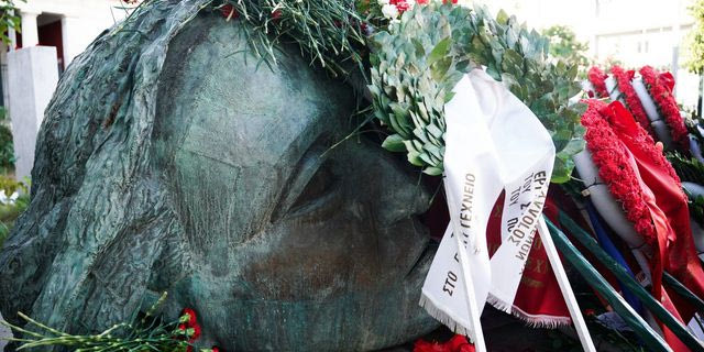 «Το Πολυτεχνείο δεν έχει ιδιοκτήτες, έχει τους νεκρούς του»: Άνοιξαν οι πύλες – Ξεκινούν οι τριήμεροι εορτασμοί