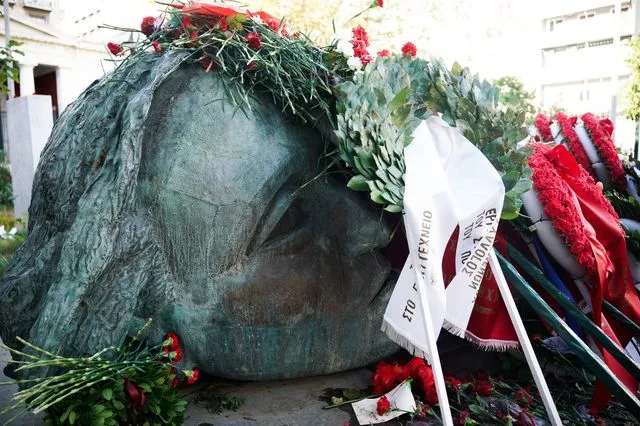 «Το Πολυτεχνείο δεν έχει ιδιοκτήτες, έχει τους νεκρούς του»: Άνοιξαν οι πύλες – Ξεκινούν οι τριήμεροι εορτασμοί