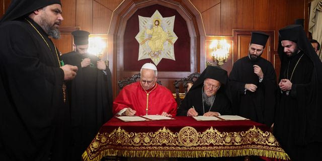 Ιστορική συνάντηση του Οικουμενικού Πατριάρχη με τον Πάπα – Υπέγραψαν κοινή διακήρυξη