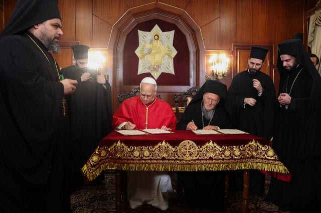 Ιστορική συνάντηση του Οικουμενικού Πατριάρχη με τον Πάπα – Υπέγραψαν κοινή διακήρυξη