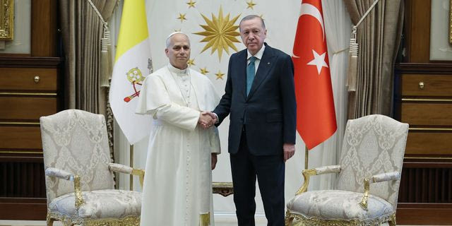 Ρετζέπ Ταγίπ Ερντογάν και Πάπας Λέων ΙΔ’ δίνουν τα χέρια κατά τη συνάντησή τους στην Άγκυρα