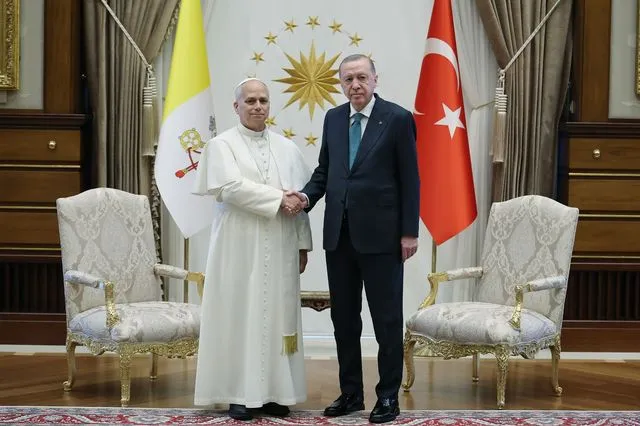 Ρετζέπ Ταγίπ Ερντογάν και Πάπας Λέων ΙΔ’ δίνουν τα χέρια κατά τη συνάντησή τους στην Άγκυρα