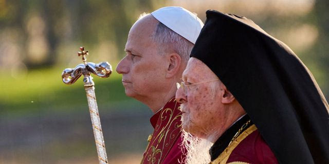 Ο Πάπας Λέων ΙΔ’ με τον Οικουμενικό Πατριάρχη Βαρθολομαίο