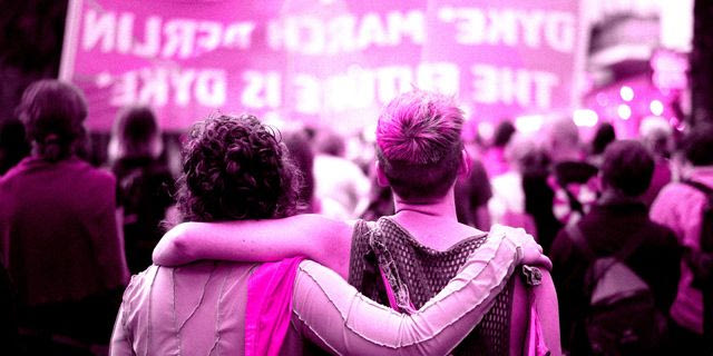 Γιατί δεν βλέπουμε πουθενά μπουτς λεσβίες;