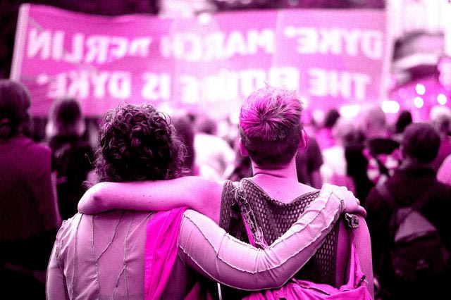 Γιατί δεν βλέπουμε πουθενά μπουτς λεσβίες;
