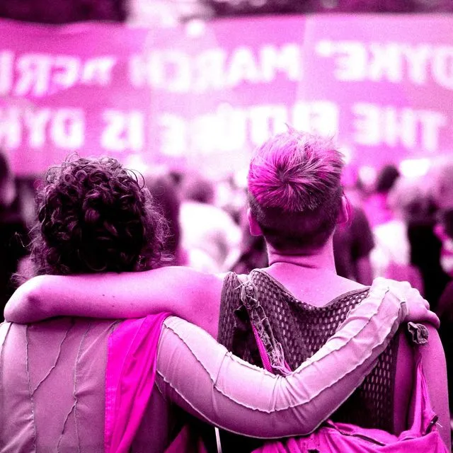 Γιατί δεν βλέπουμε πουθενά μπουτς λεσβίες;