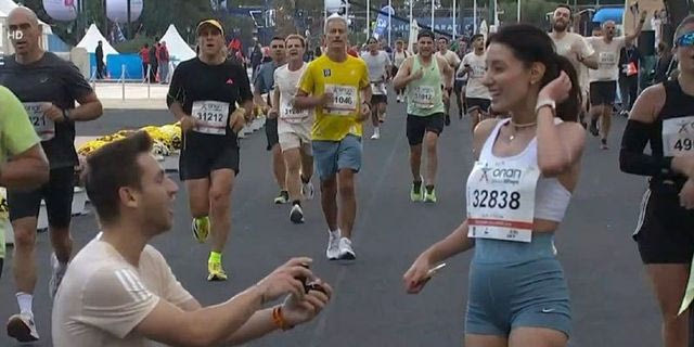 Ρομαντικές στιγμές στον Μαραθώνιο 2025: Της έκανε πρόταση γάμου στον τερματισμό – Βίντεο