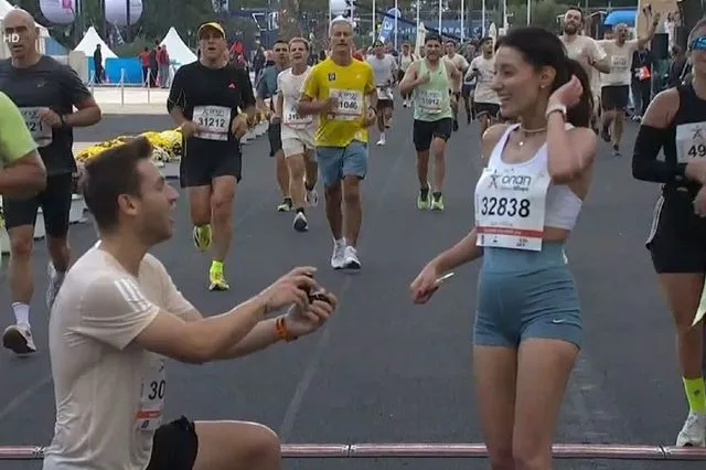 Ρομαντικές στιγμές στον Μαραθώνιο 2025: Της έκανε πρόταση γάμου στον τερματισμό – Βίντεο