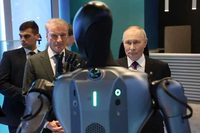 AI ρομπότ χορεύει για τον Πούτιν σε τεχνολογική επίδειξη – Βίντεο
